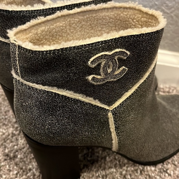 Chanel Leather Ankle Boots .37. NWOT. Grey. Interlocking CC Logo.Shearling Trim. - Picture 7 of 8